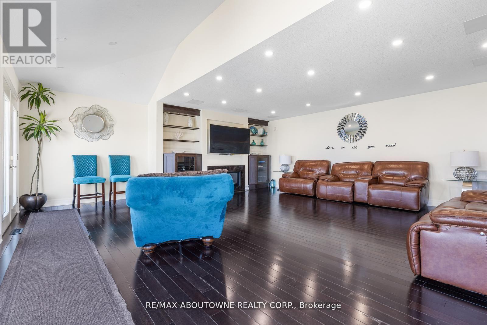 1073 North Service Road, Hamilton, ON - Indoor Photo Showing Other Room