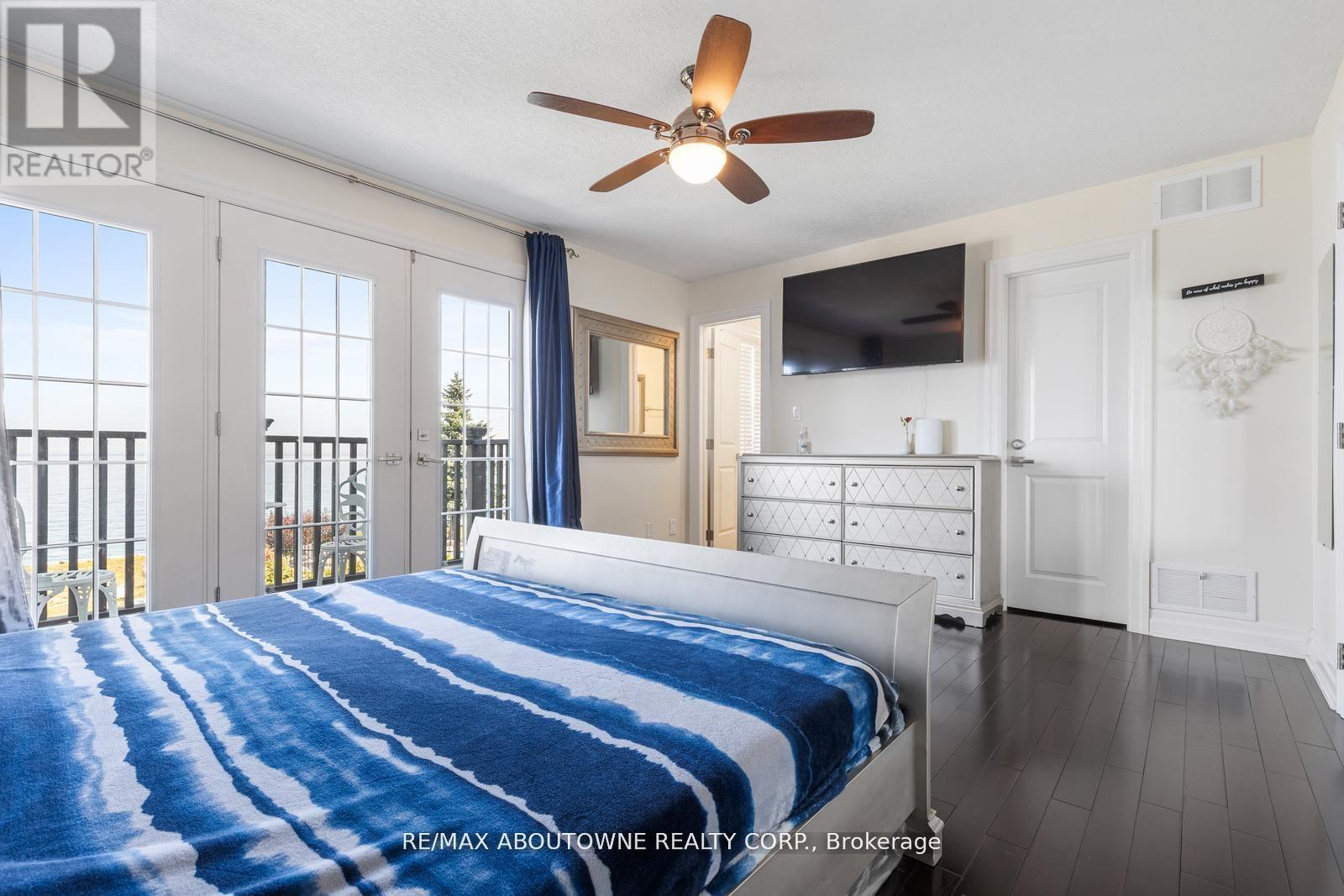 1073 North Service Road, Hamilton, ON - Indoor Photo Showing Bedroom