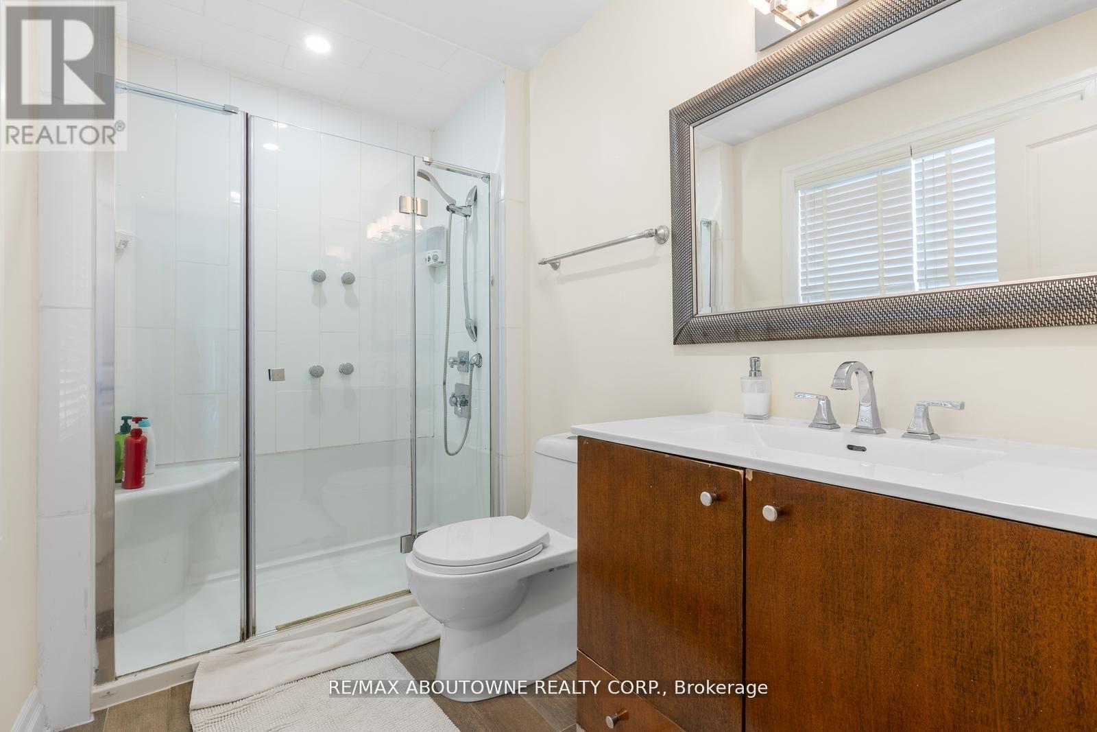 1073 North Service Road, Hamilton, ON - Indoor Photo Showing Bathroom