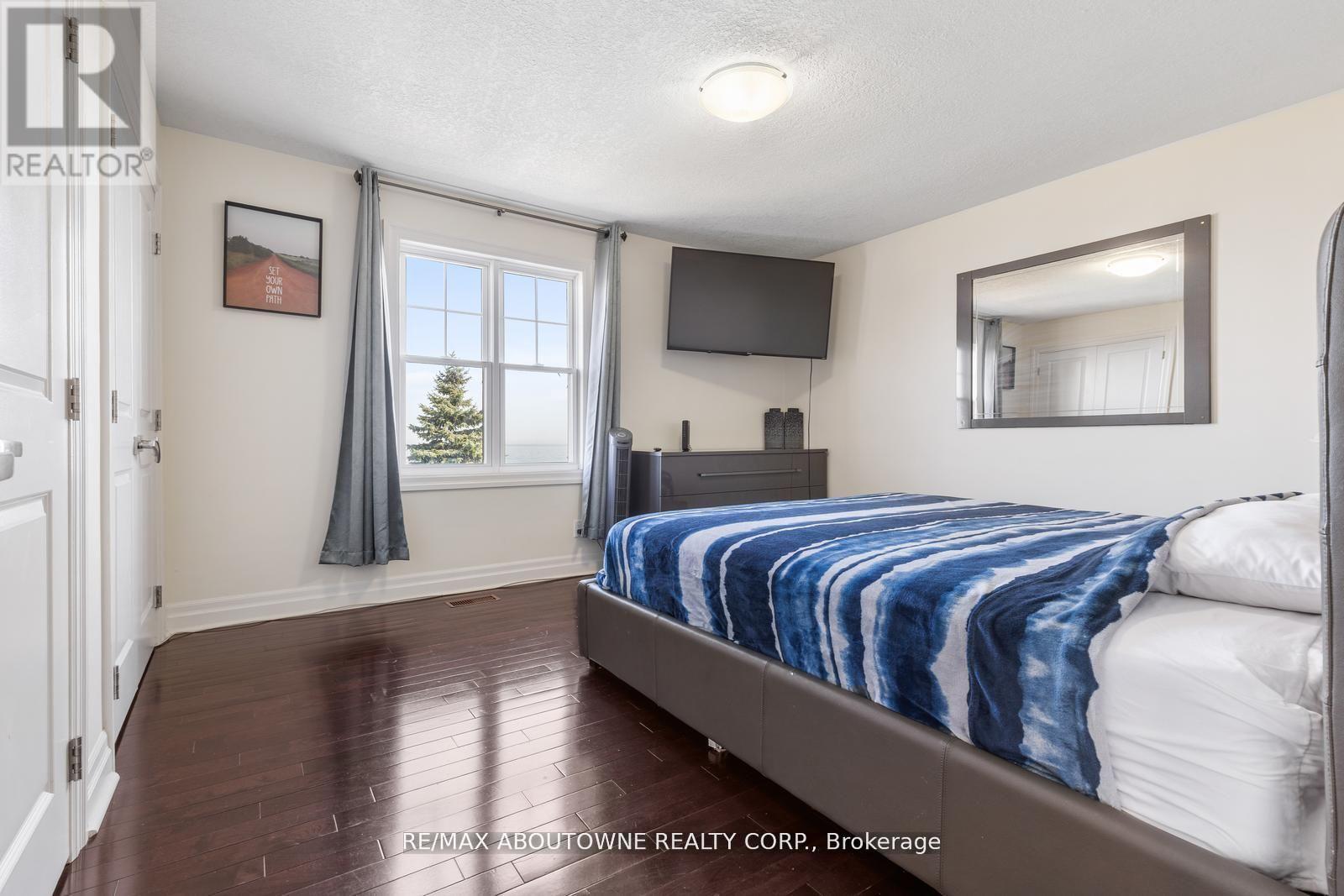1073 North Service Road, Hamilton, ON - Indoor Photo Showing Bedroom