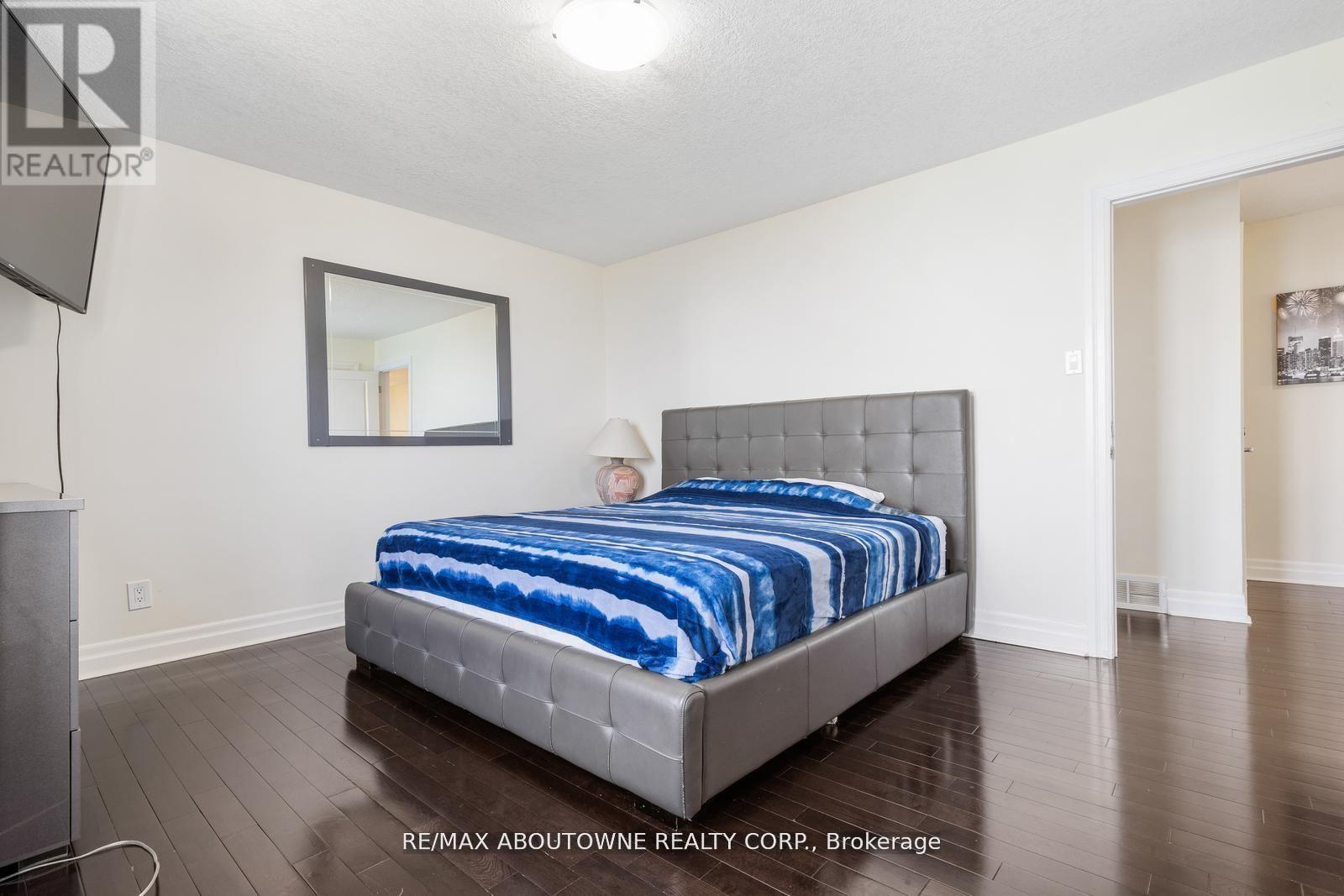 1073 North Service Road, Hamilton, ON - Indoor Photo Showing Bedroom
