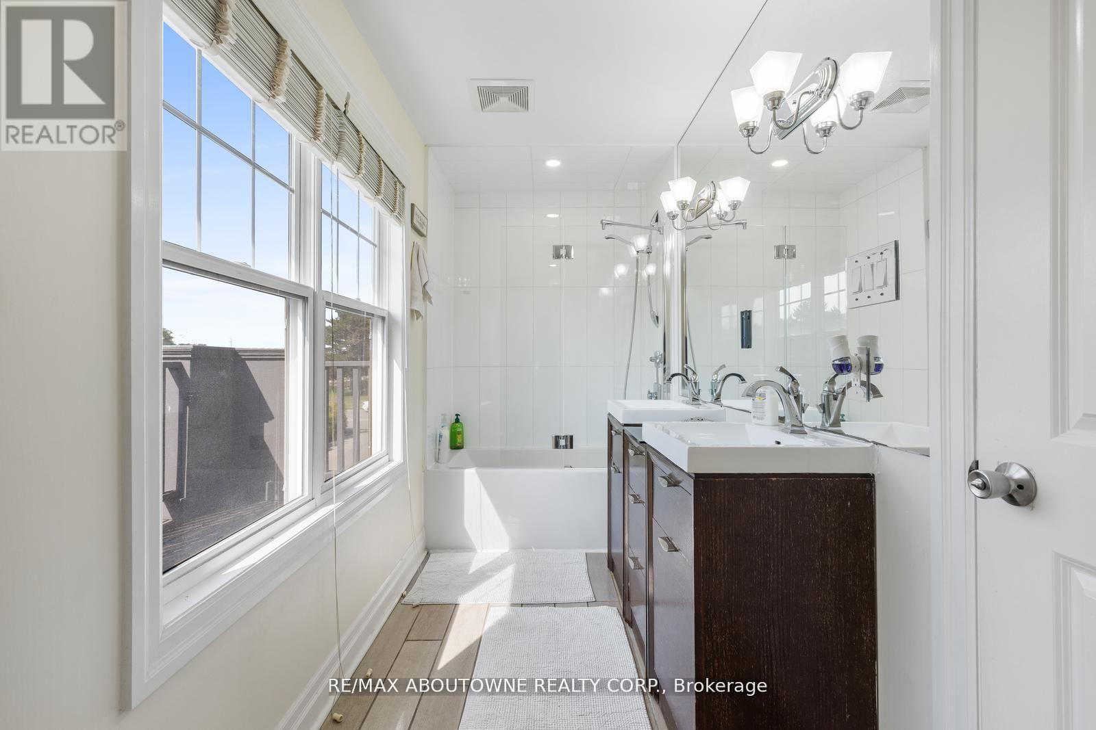1073 North Service Road, Hamilton, ON - Indoor Photo Showing Bathroom