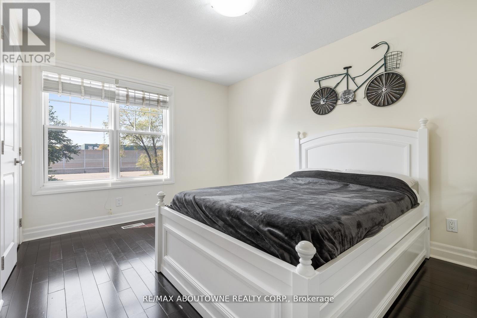 1073 North Service Road, Hamilton, ON - Indoor Photo Showing Bedroom