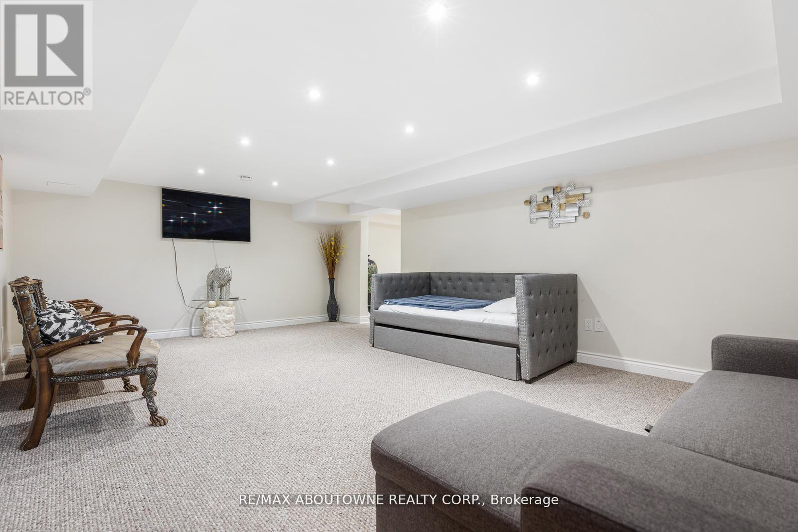 1073 North Service Road, Hamilton, ON - Indoor