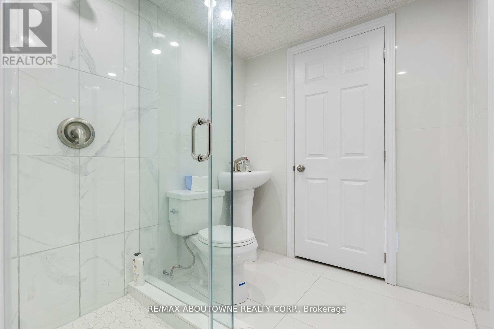 1073 North Service Road, Hamilton, ON - Indoor Photo Showing Bathroom