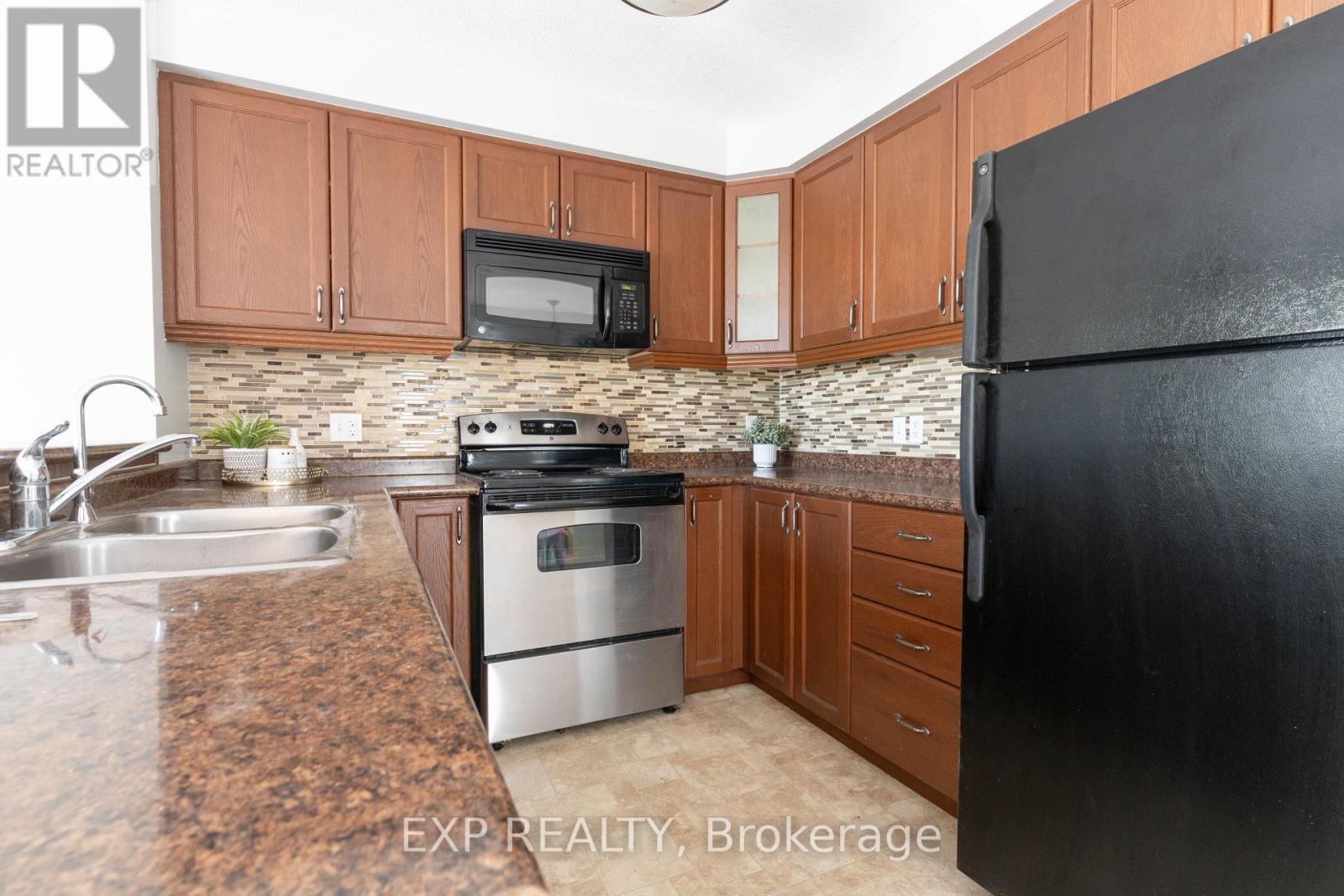 1319 Countrystone Drive, Kitchener, ON - Indoor Photo Showing Kitchen With Double Sink