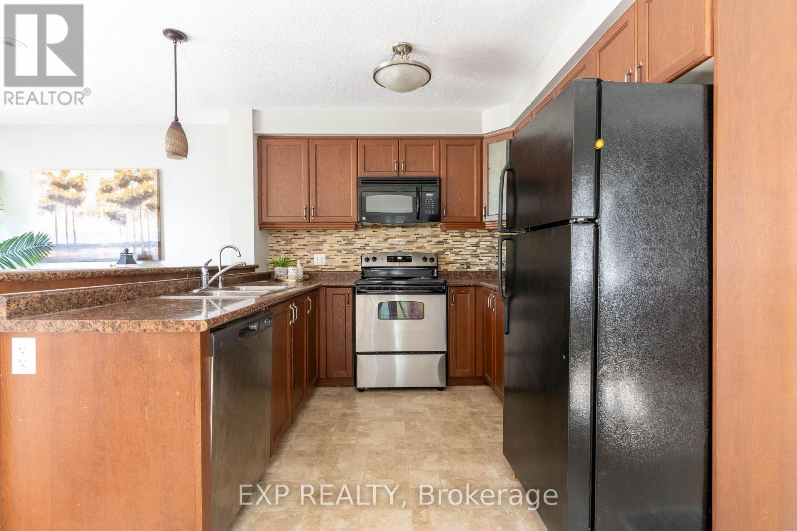 1319 Countrystone Drive, Kitchener, ON - Indoor Photo Showing Kitchen With Double Sink