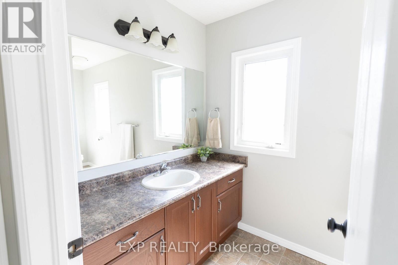 1319 Countrystone Drive, Kitchener, ON - Indoor Photo Showing Bathroom