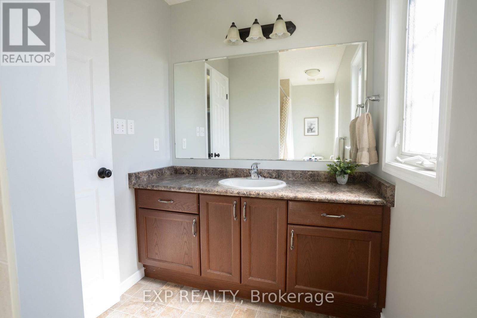 1319 Countrystone Drive, Kitchener, ON - Indoor Photo Showing Bathroom