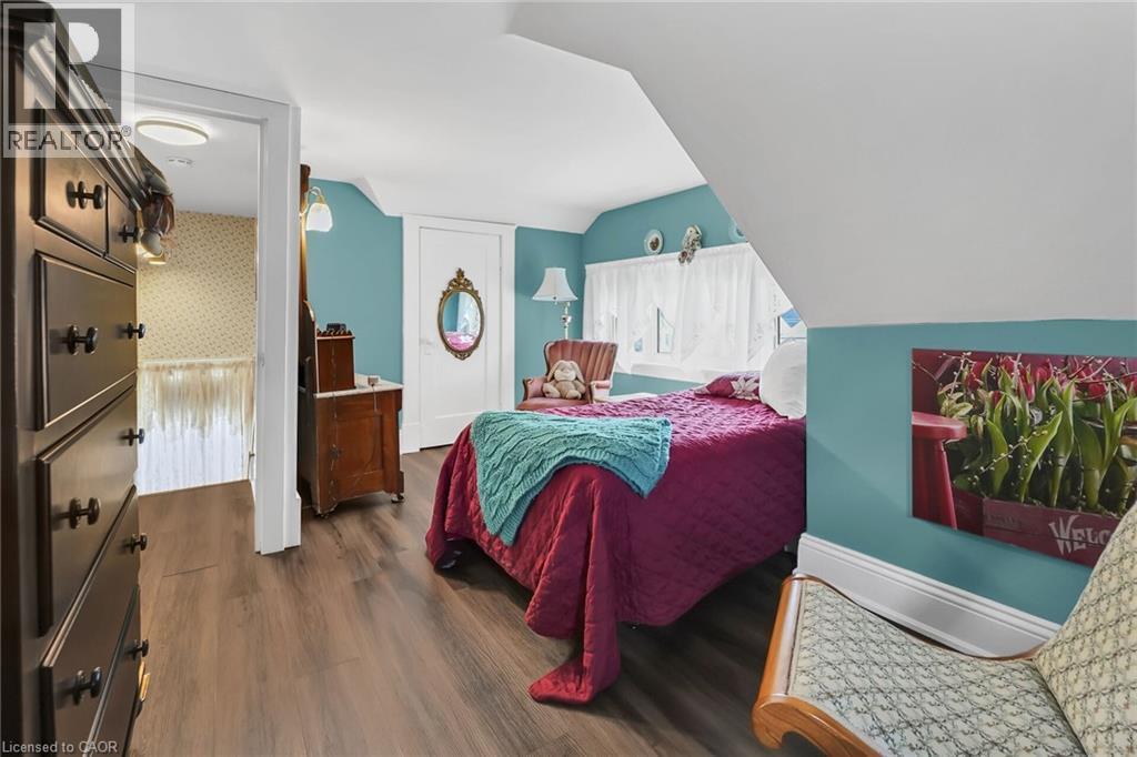 110 Livingston Avenue, Grimsby, ON - Indoor Photo Showing Bedroom