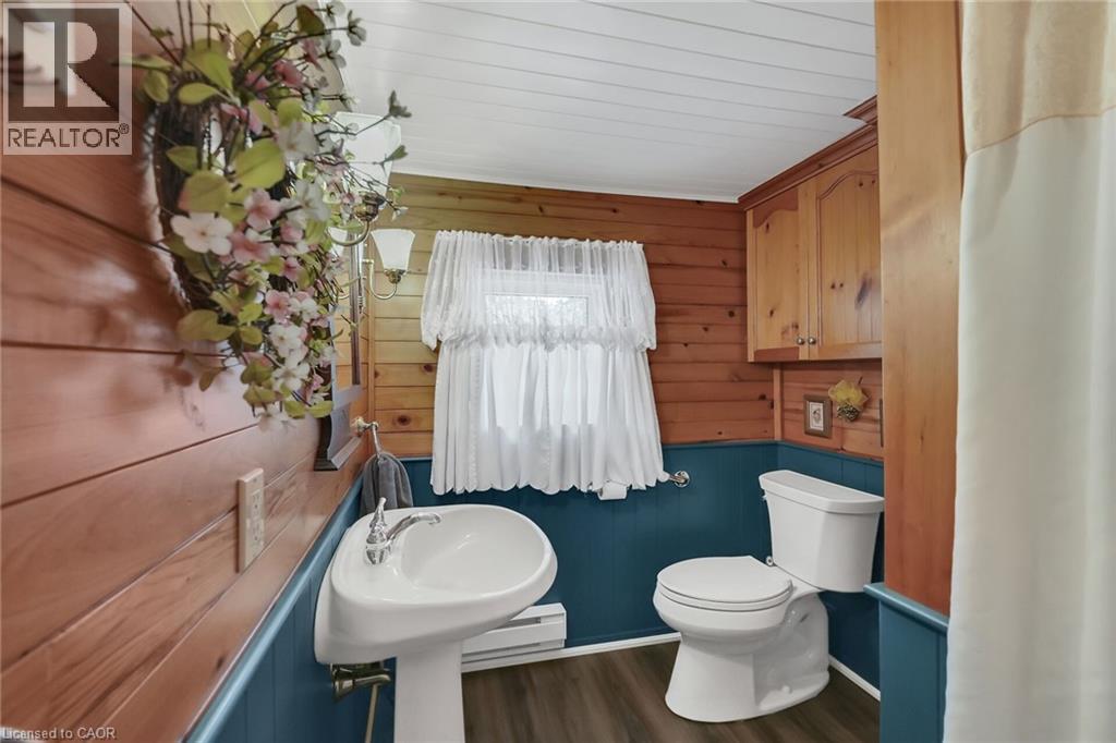 110 Livingston Avenue, Grimsby, ON - Indoor Photo Showing Bathroom