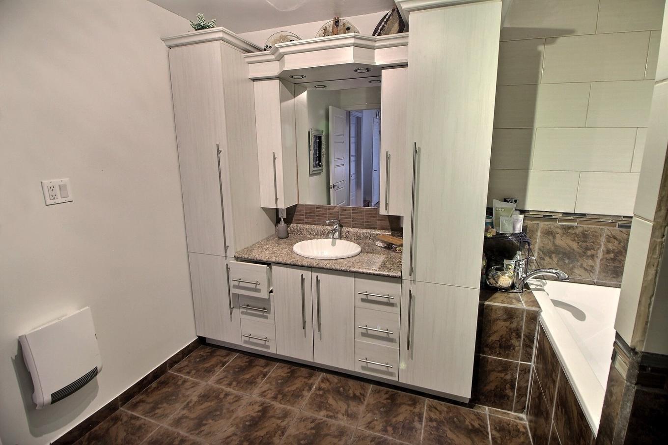 Bathroom - 841 4E Avenue E., Amos, QC - Indoor Photo Showing Bathroom