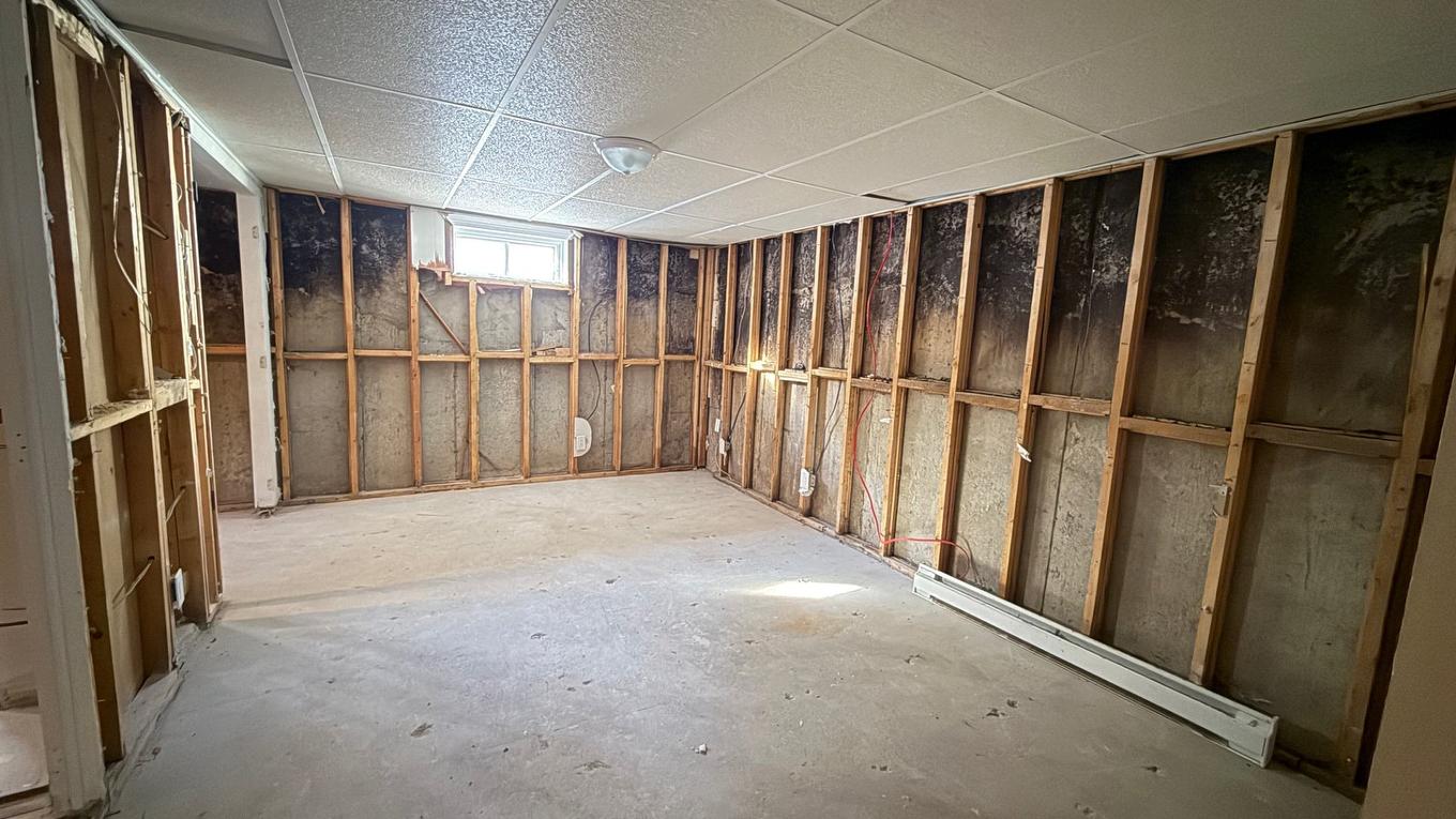 Salle de jeux - 8830 Av. Gravel, Laval (Saint-François), QC - Indoor Photo Showing Basement