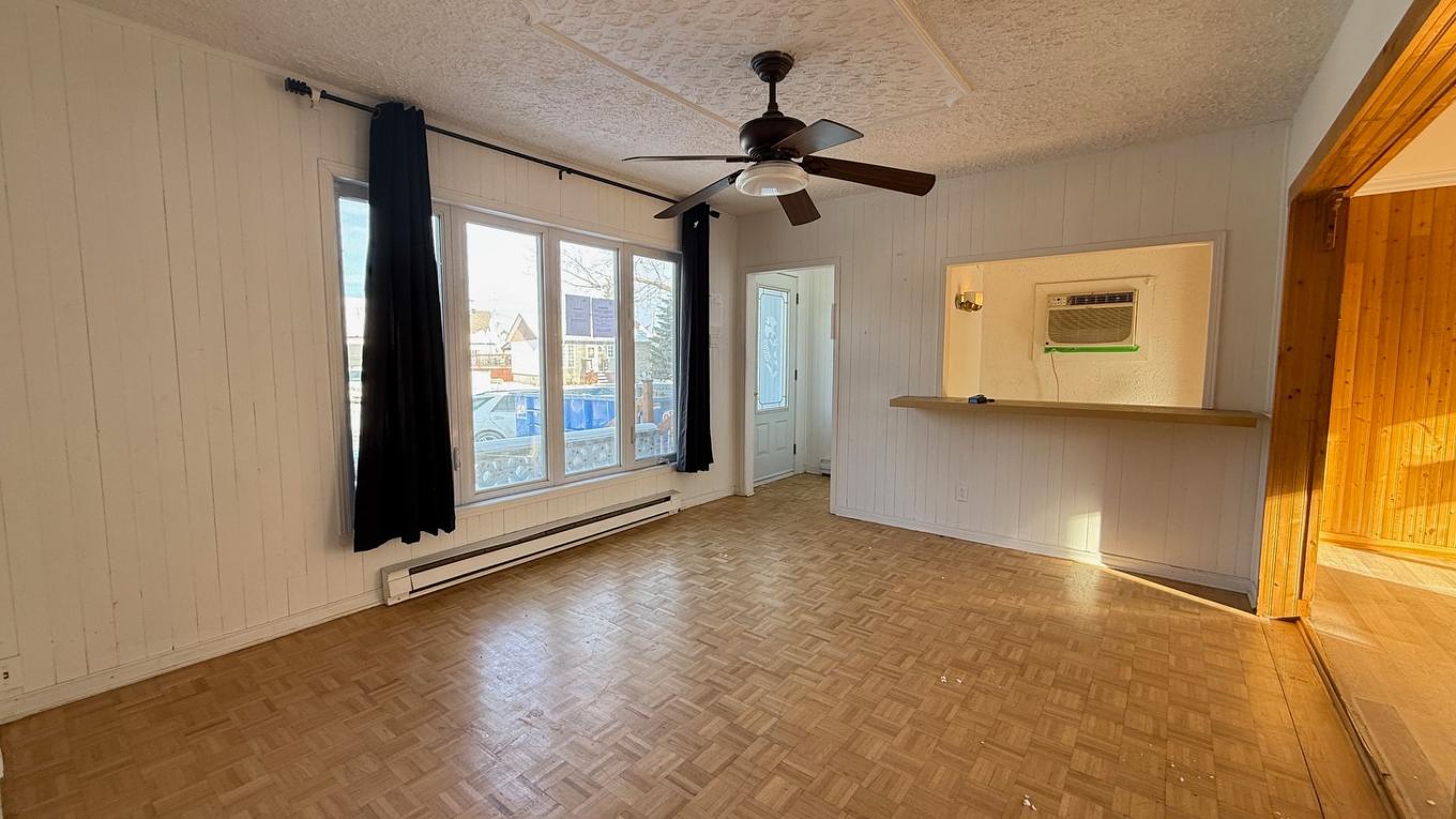 Salon - 8830 Av. Gravel, Laval (Saint-François), QC - Indoor Photo Showing Other Room