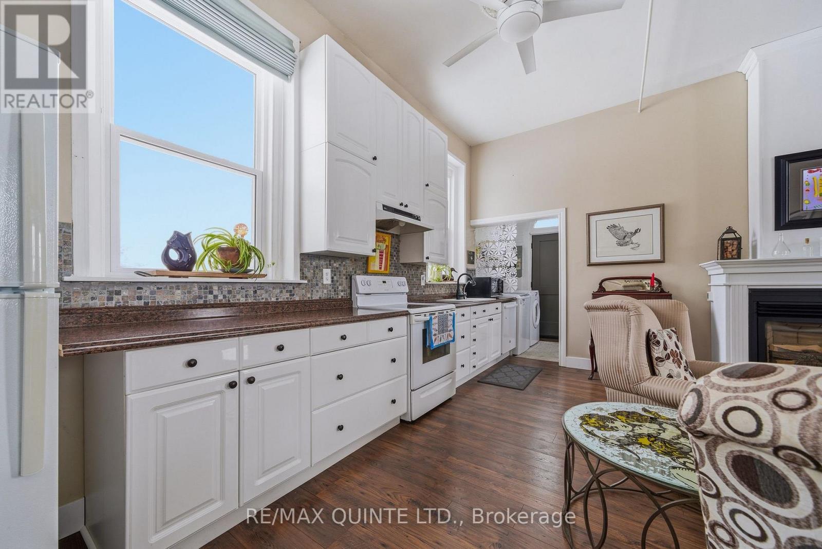 825 Airport Parkway, Belleville (Belleville Ward), ON - Indoor With Fireplace