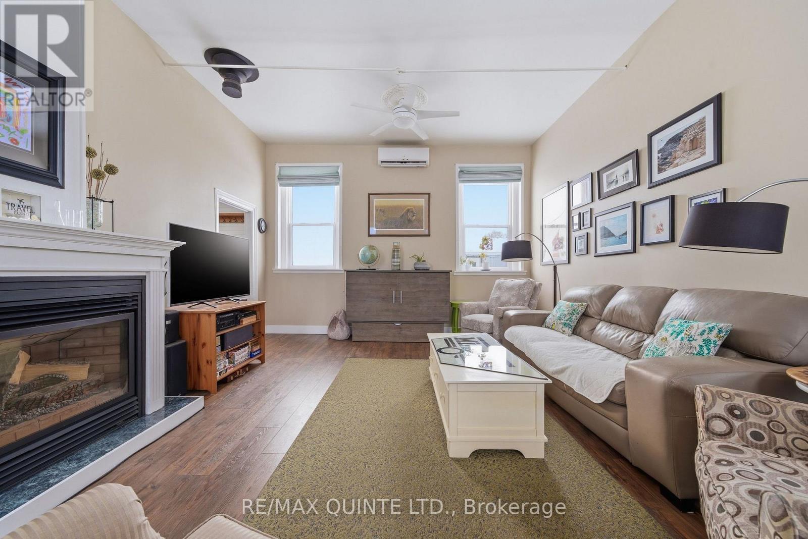 825 Airport Parkway, Belleville (Belleville Ward), ON - Indoor Photo Showing Living Room With Fireplace