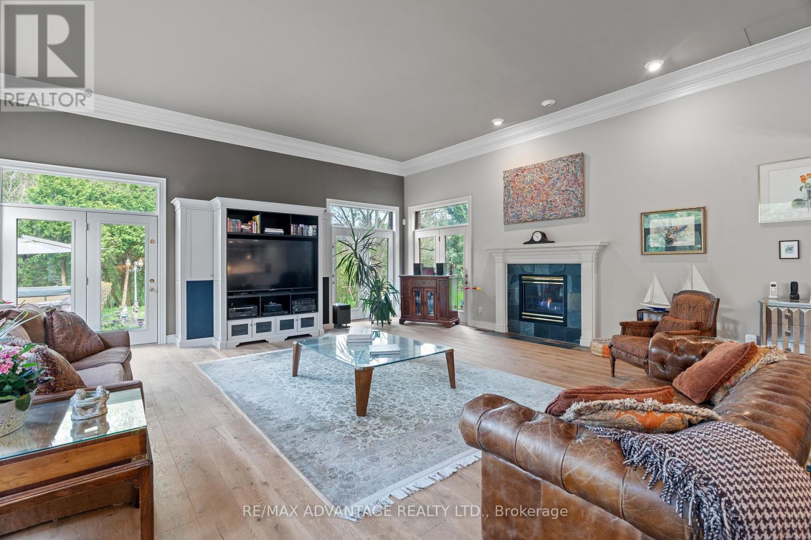 1510 Ryersie Road, London North (North A), ON - Indoor Photo Showing Living Room With Fireplace