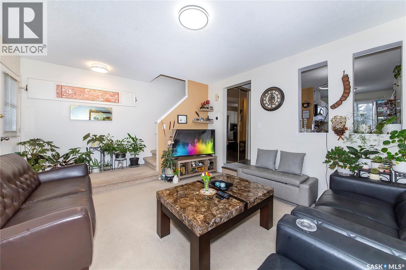 147 1128 Mckercher Drive, Saskatoon, SK - Indoor Photo Showing Living Room