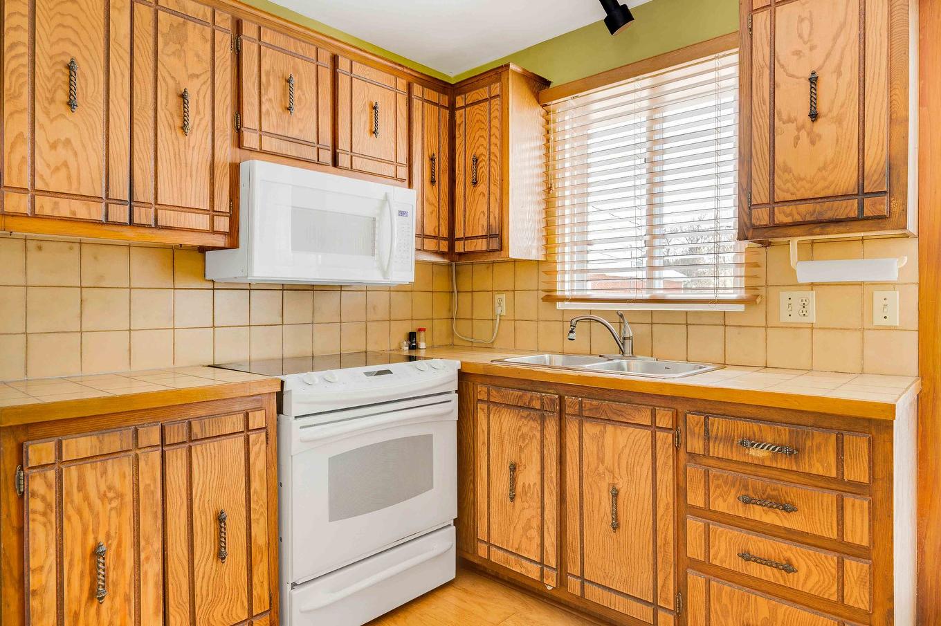 Cuisine - 3765 Rue De Cambrai, Laval (Saint-François), QC - Indoor Photo Showing Kitchen With Double Sink