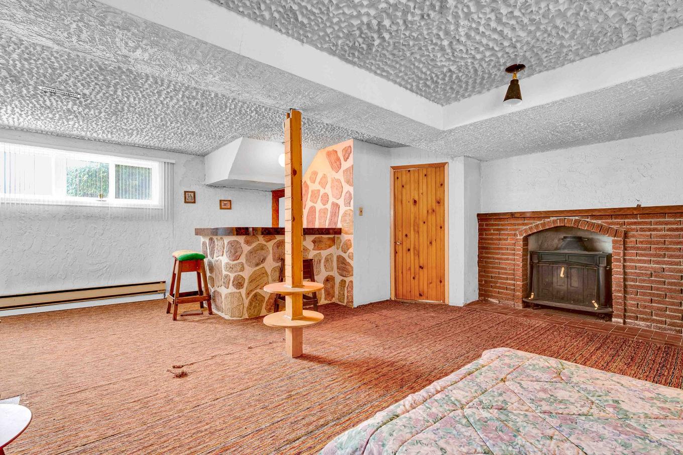 Salle familiale - 3765 Rue De Cambrai, Laval (Saint-François), QC - Indoor With Fireplace