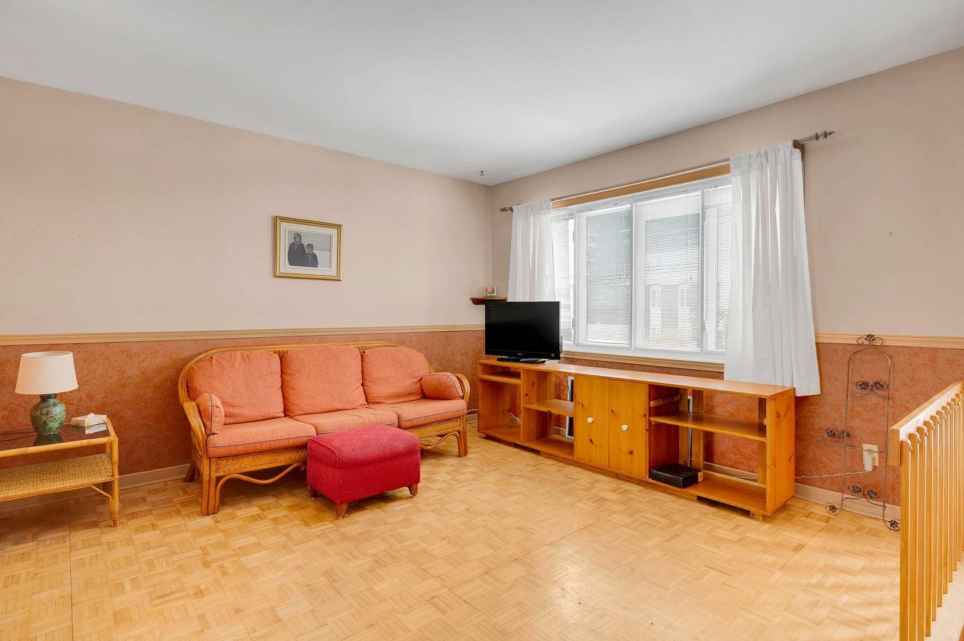 Salon - 3765 Rue De Cambrai, Laval (Saint-François), QC - Indoor