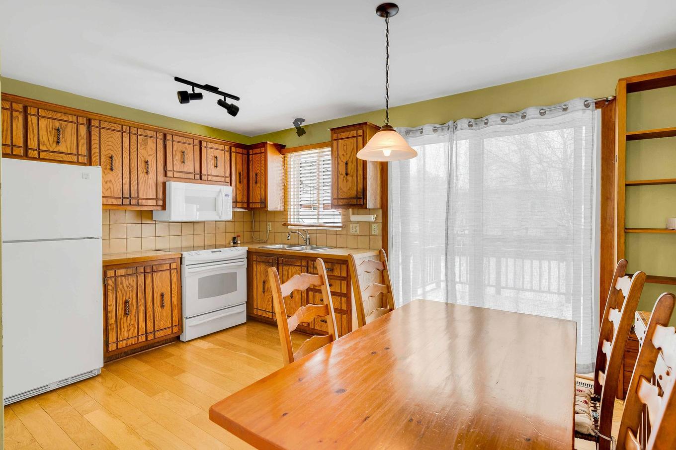 Vue d'ensemble - 3765 Rue De Cambrai, Laval (Saint-François), QC - Indoor Photo Showing Kitchen With Double Sink