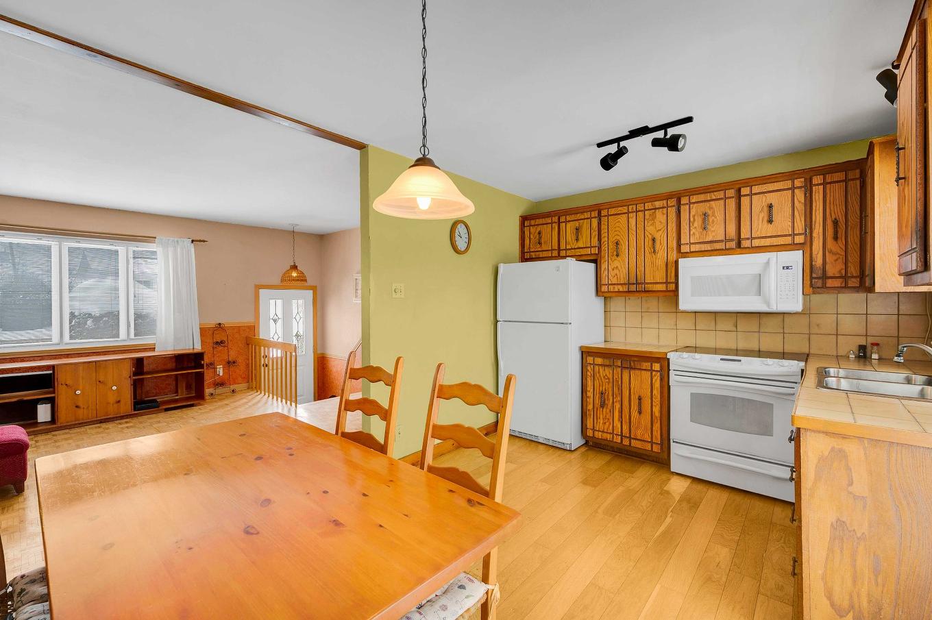 Vue d'ensemble - 3765 Rue De Cambrai, Laval (Saint-François), QC - Indoor Photo Showing Kitchen
