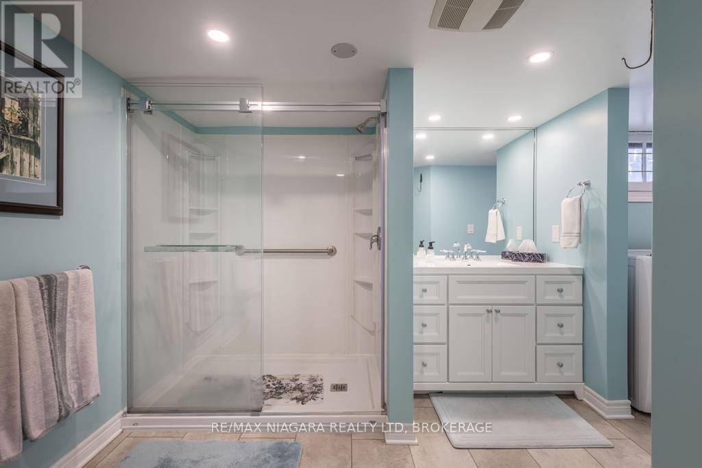 2 Gardiner Place, St. Catharines (Downtown), ON - Indoor Photo Showing Bathroom