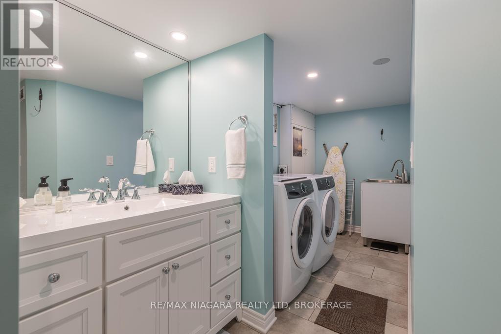 2 Gardiner Place, St. Catharines (Downtown), ON - Indoor Photo Showing Laundry Room