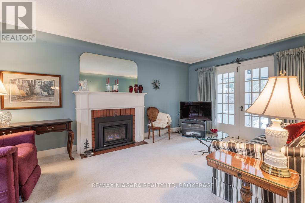 2 Gardiner Place, St. Catharines (Downtown), ON - Indoor Photo Showing Living Room With Fireplace
