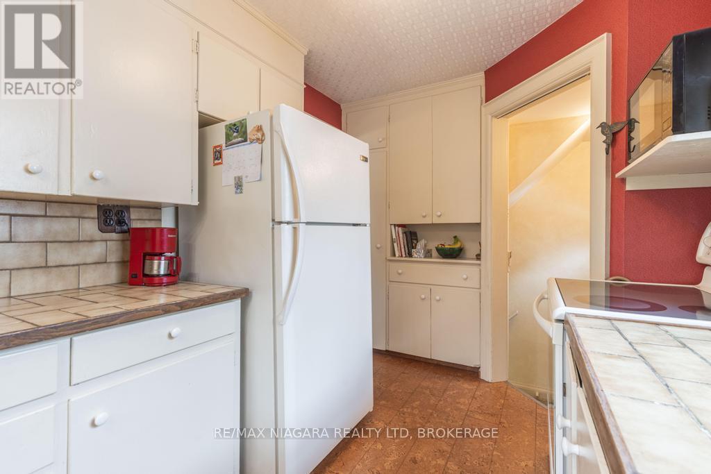 2 Gardiner Place, St. Catharines (Downtown), ON - Indoor Photo Showing Kitchen
