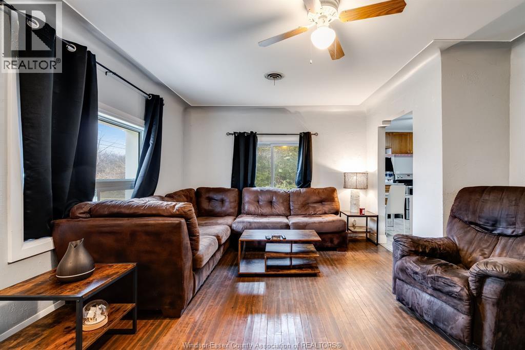 672 Talbot Road, Maidstone, ON - Indoor Photo Showing Living Room