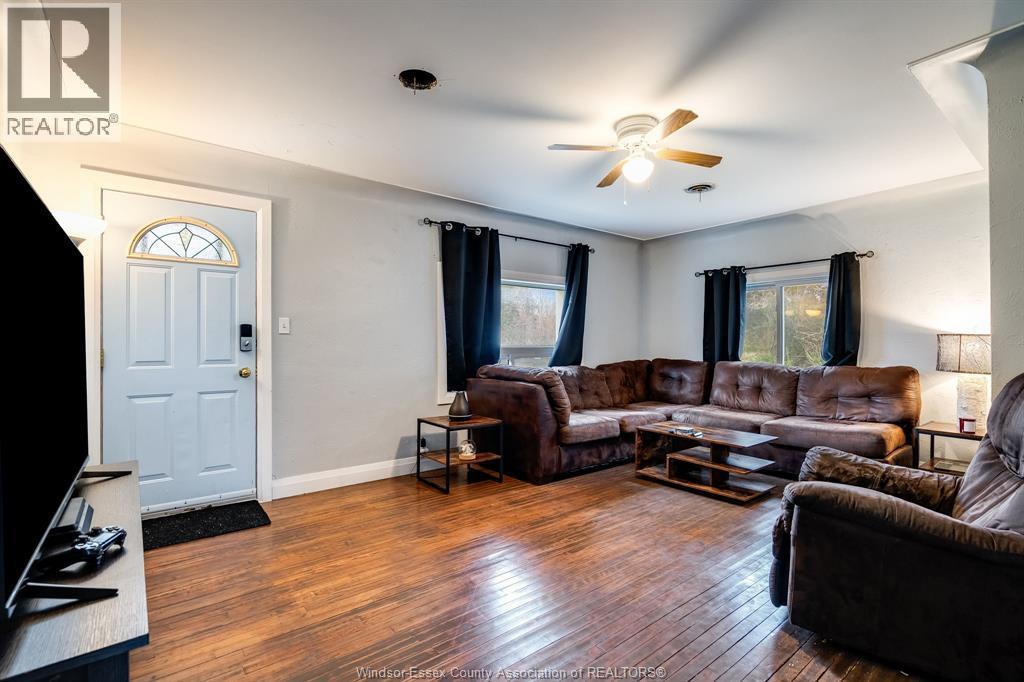 672 Talbot Road, Maidstone, ON - Indoor Photo Showing Living Room