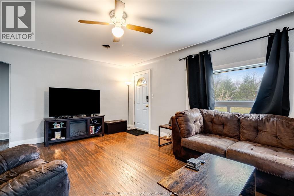 672 Talbot Road, Maidstone, ON - Indoor Photo Showing Living Room