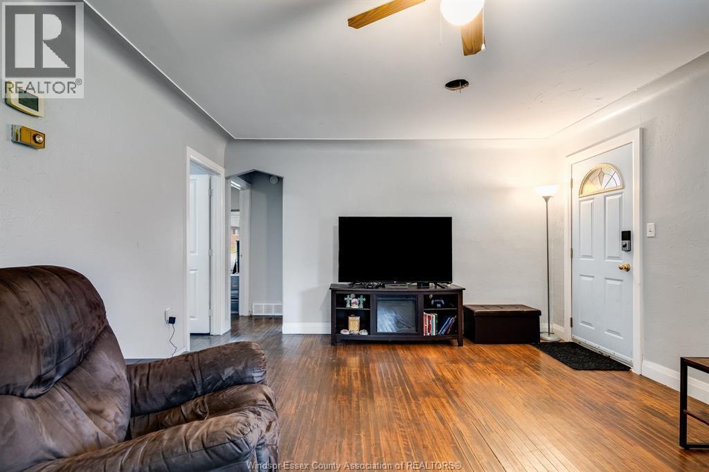 672 Talbot Road, Maidstone, ON - Indoor Photo Showing Living Room