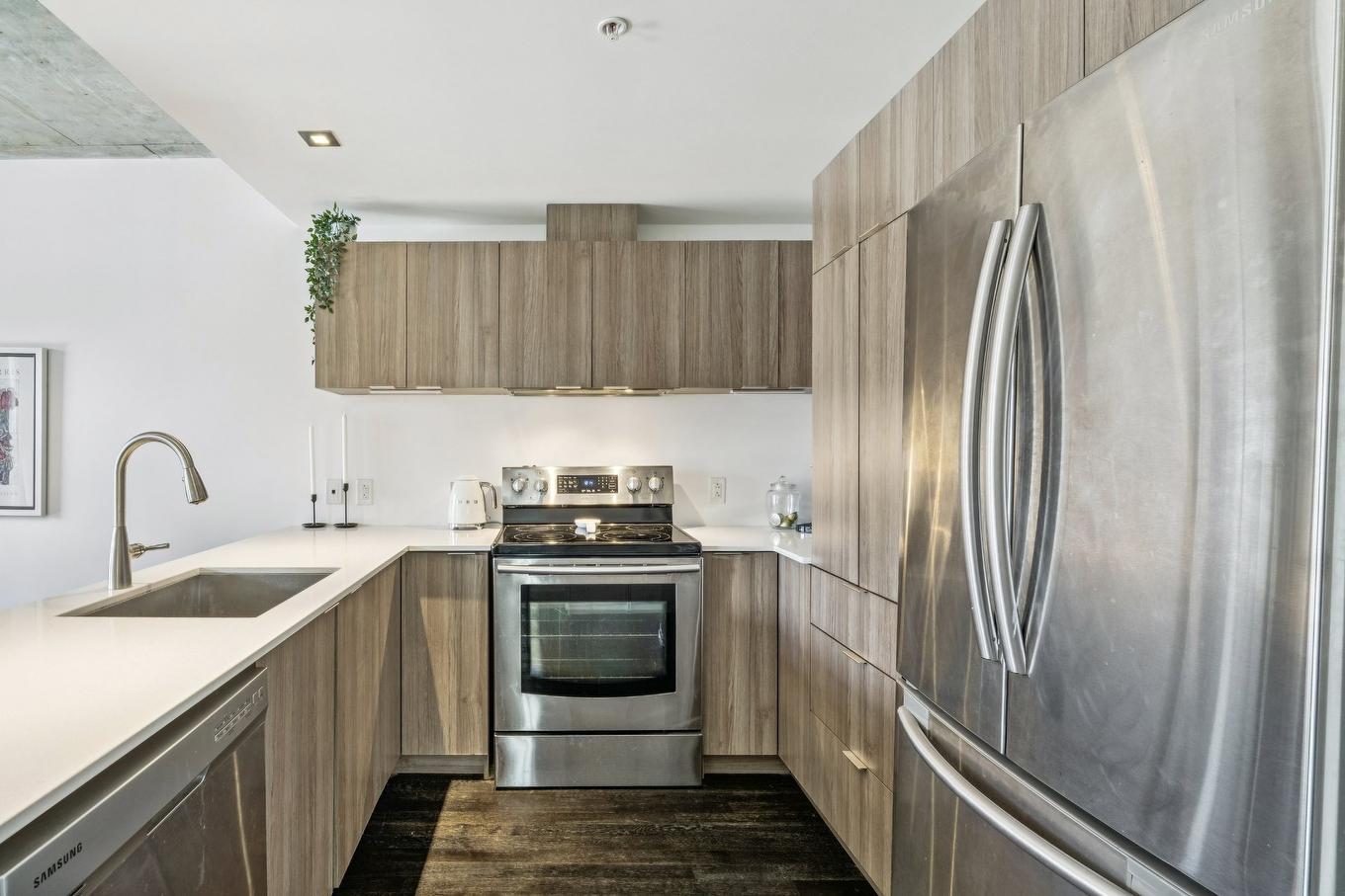 Kitchen - 1204-1085 Rue Smith, Montréal (Le Sud-Ouest), QC - Indoor Photo Showing Kitchen With Upgraded Kitchen
