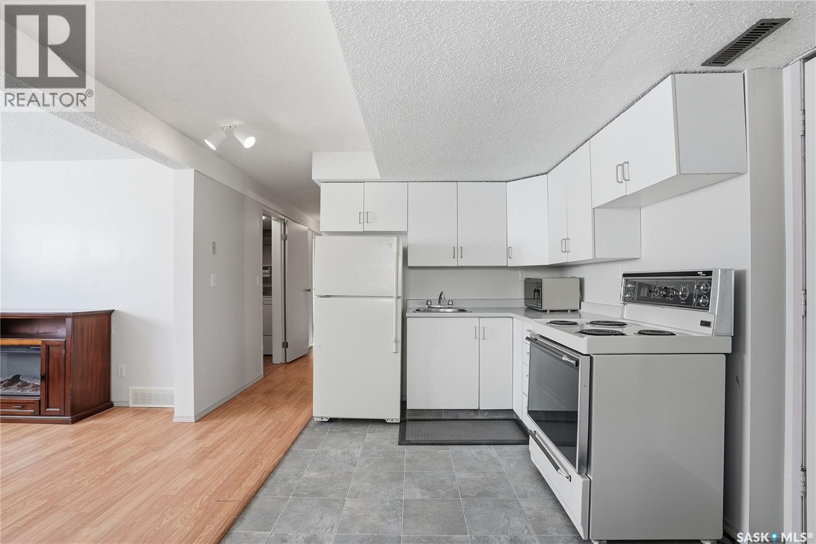 538 Bowman Lane, Saskatoon, SK - Indoor Photo Showing Kitchen