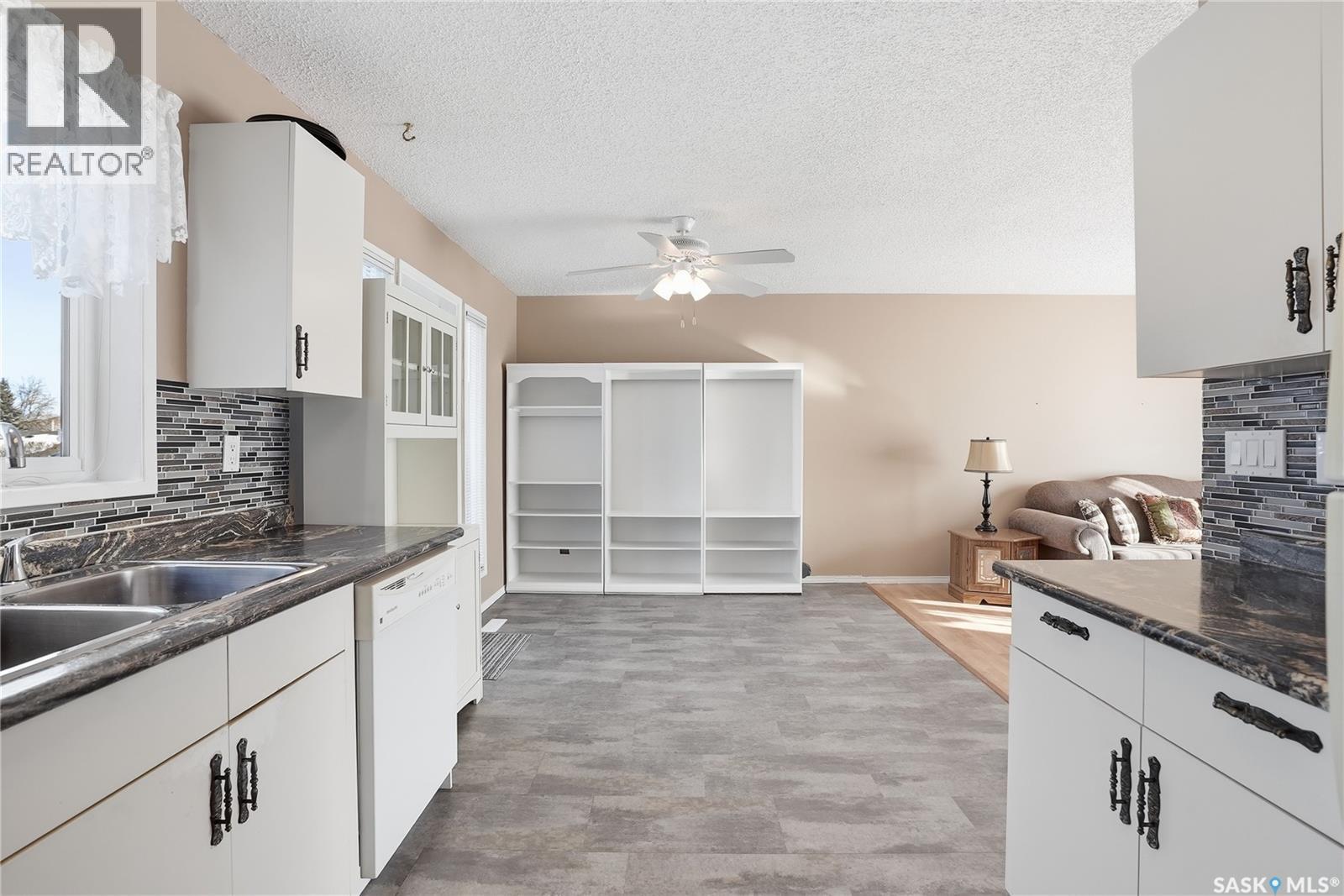 538 Bowman Lane, Saskatoon, SK - Indoor Photo Showing Kitchen With Double Sink