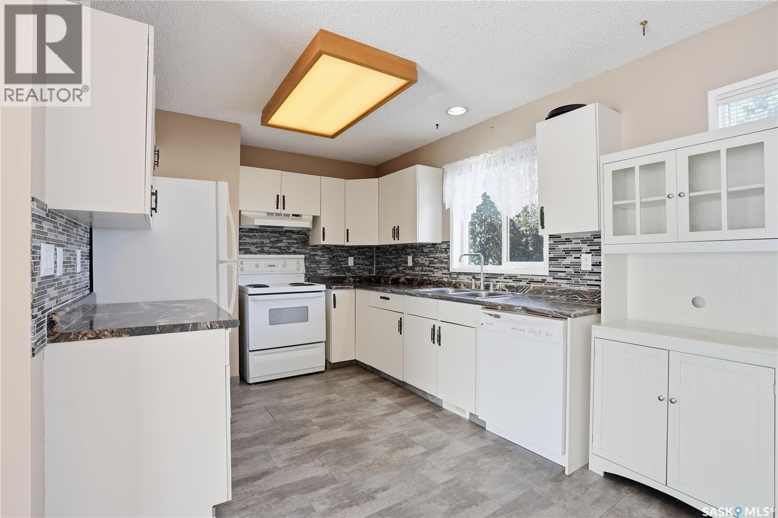 538 Bowman Lane, Saskatoon, SK - Indoor Photo Showing Kitchen With Double Sink
