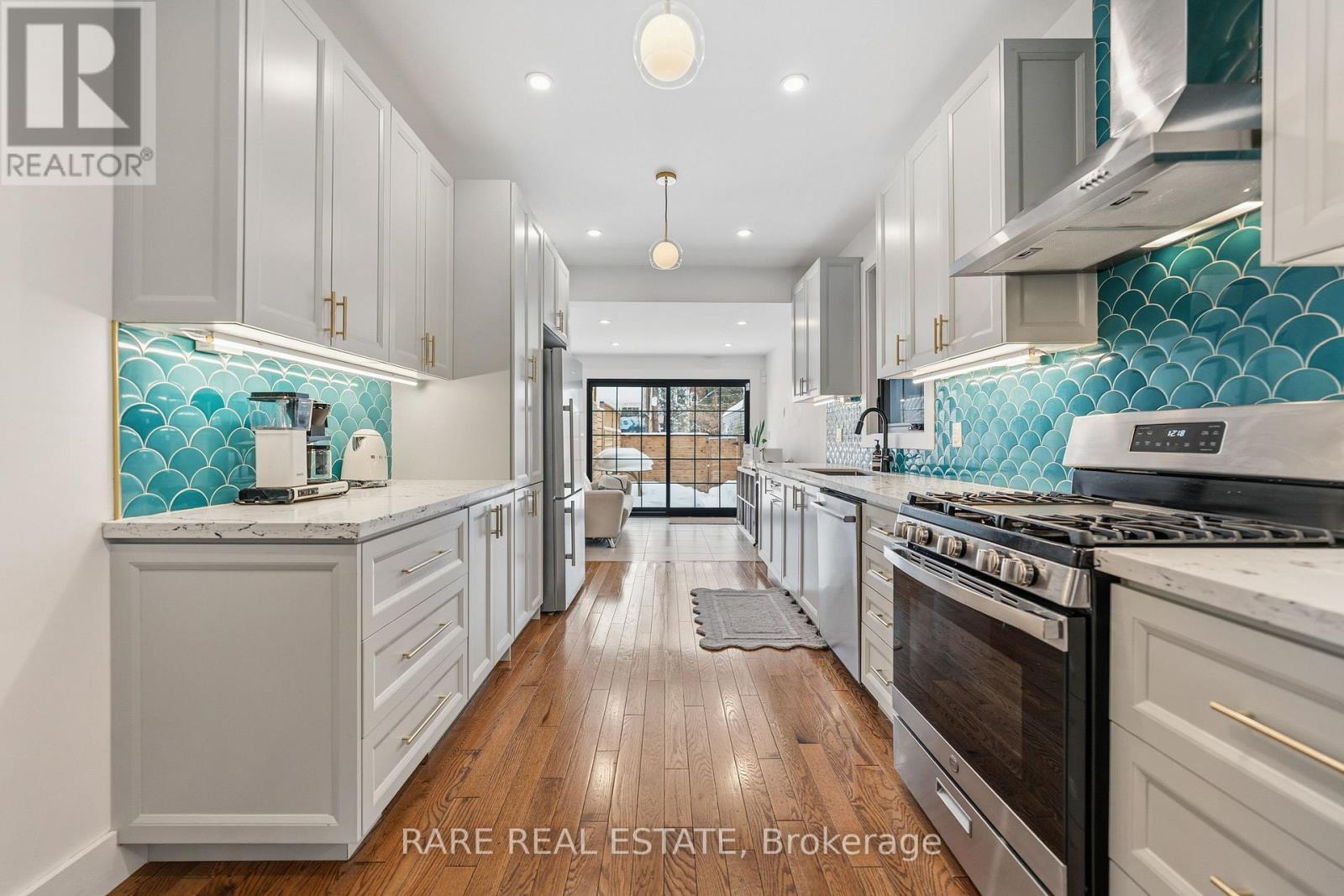 223 1/2 Borden Street, Toronto, ON - Indoor Photo Showing Kitchen With Upgraded Kitchen