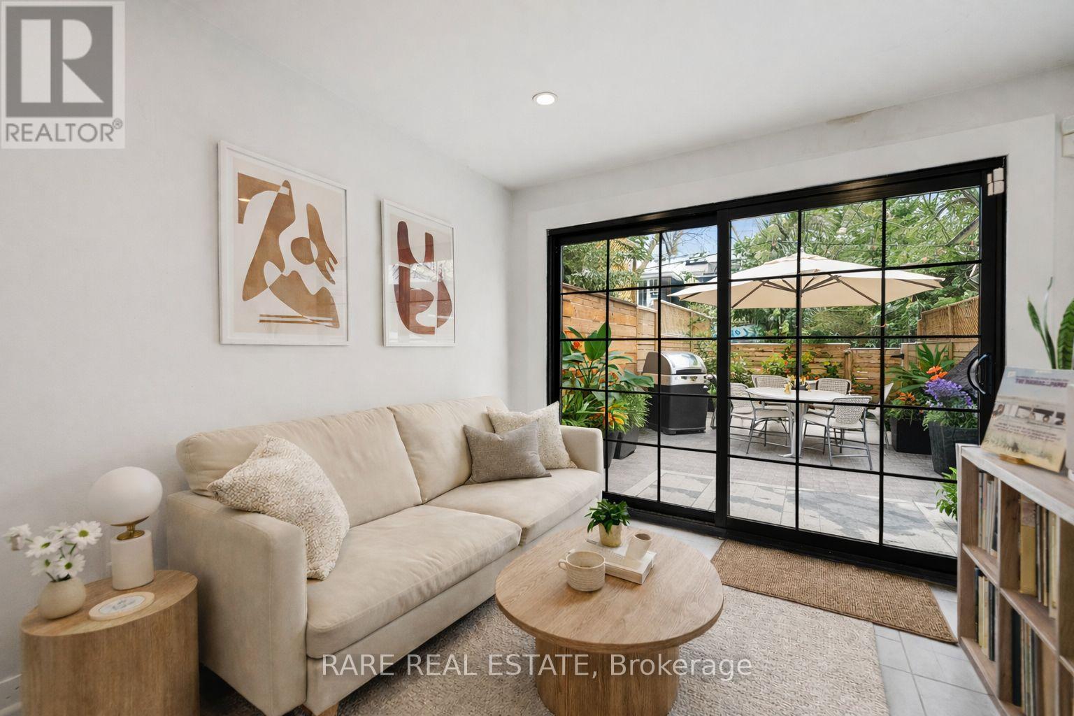 223 1/2 Borden Street, Toronto, ON - Indoor Photo Showing Living Room
