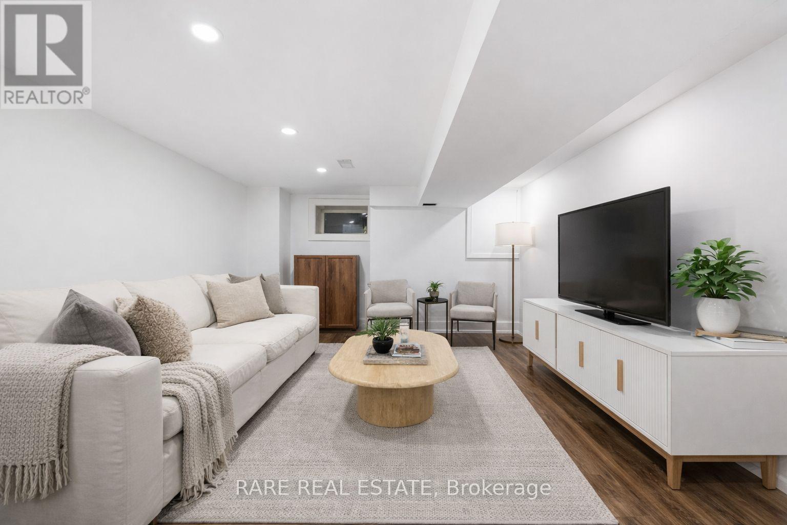 223 1/2 Borden Street, Toronto, ON - Indoor Photo Showing Living Room