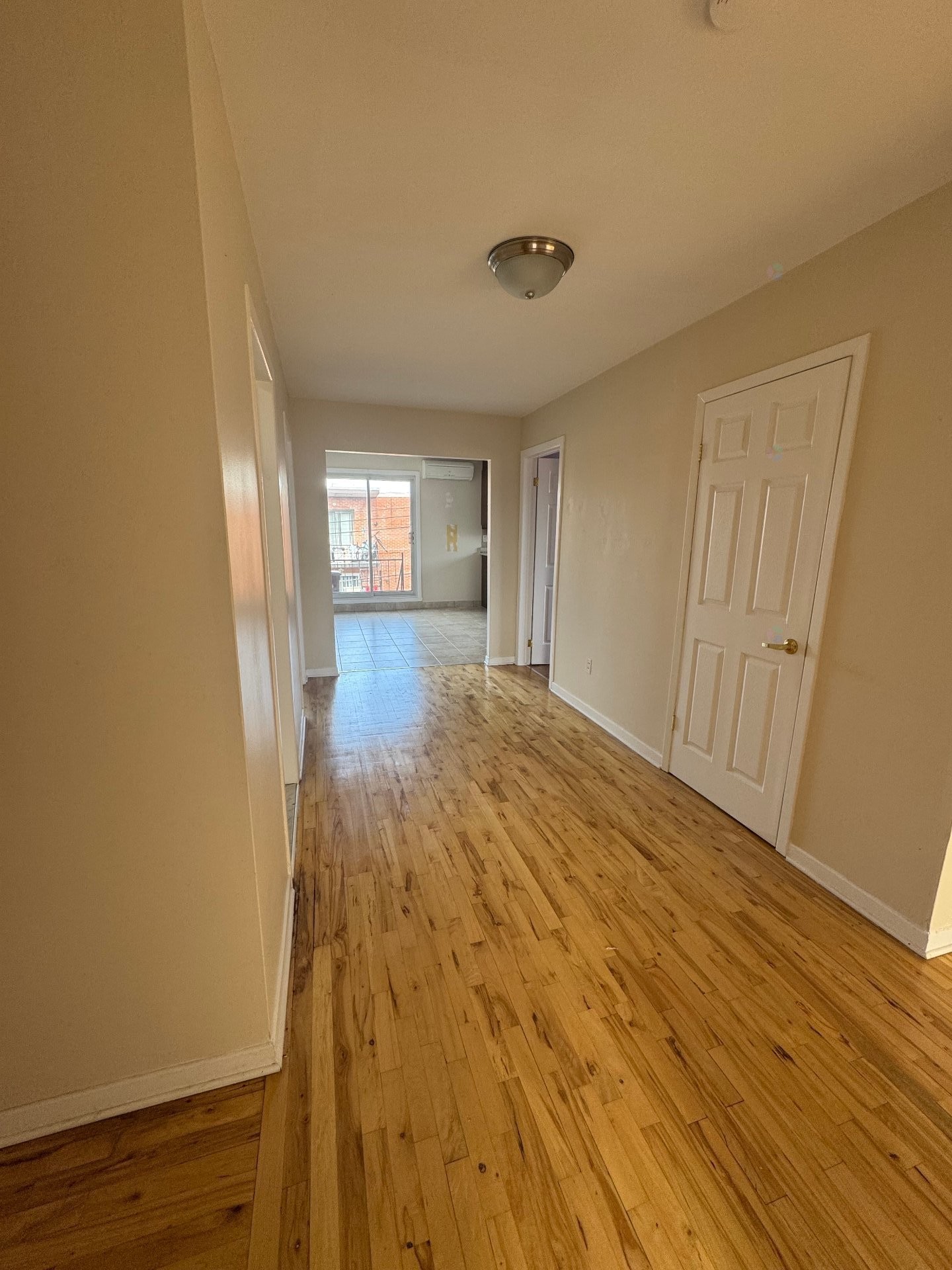 Hall d'entrée/Vestibule - 4717 Rue De Colombey, Montréal (Saint-Léonard), QC - Indoor Photo Showing Other Room