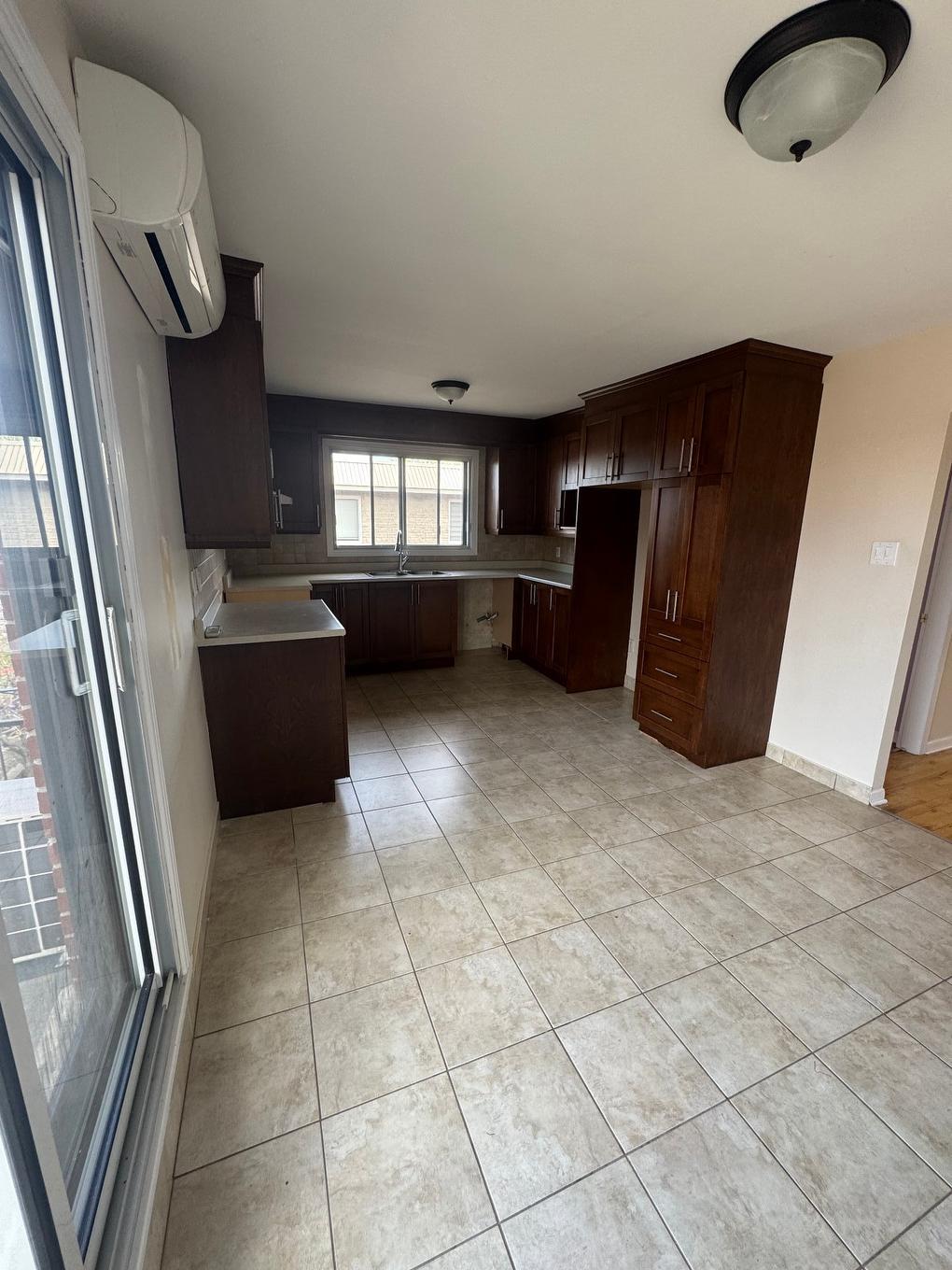 Kitchen - 4717 Rue De Colombey, Montréal (Saint-Léonard), QC - Indoor