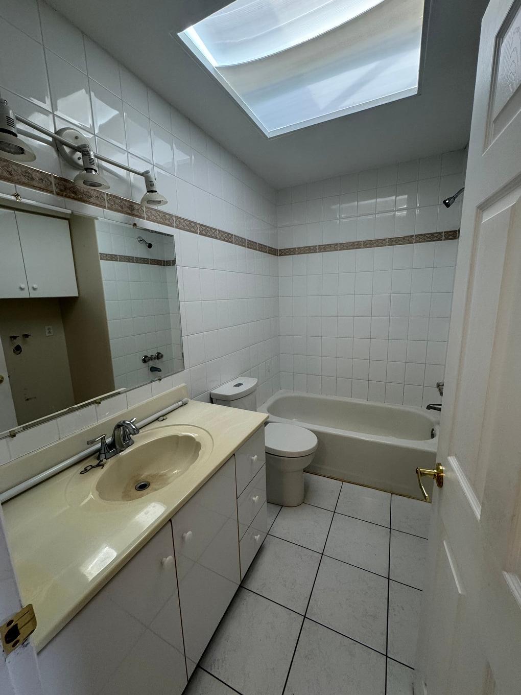 Bathroom - 4717 Rue De Colombey, Montréal (Saint-Léonard), QC - Indoor Photo Showing Bathroom