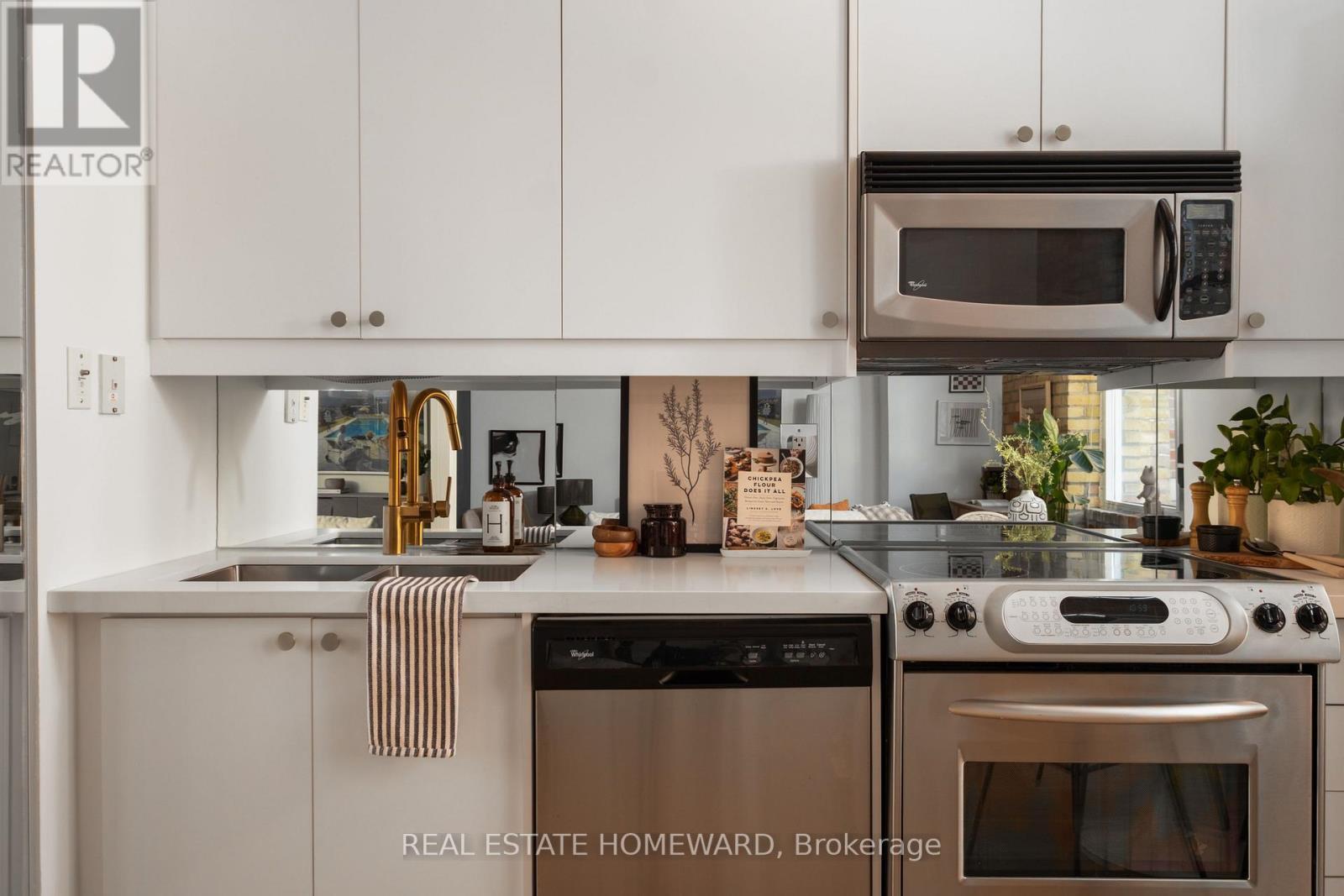 321 - 955 Queen Street W, Toronto, ON - Indoor Photo Showing Kitchen With Double Sink