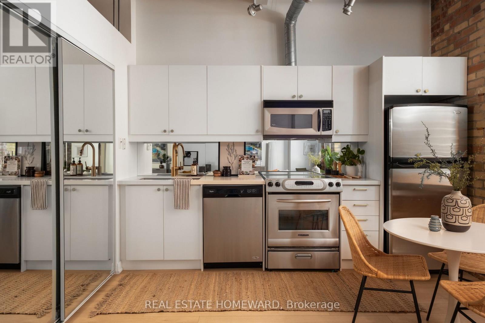 321 - 955 Queen Street W, Toronto, ON - Indoor Photo Showing Kitchen