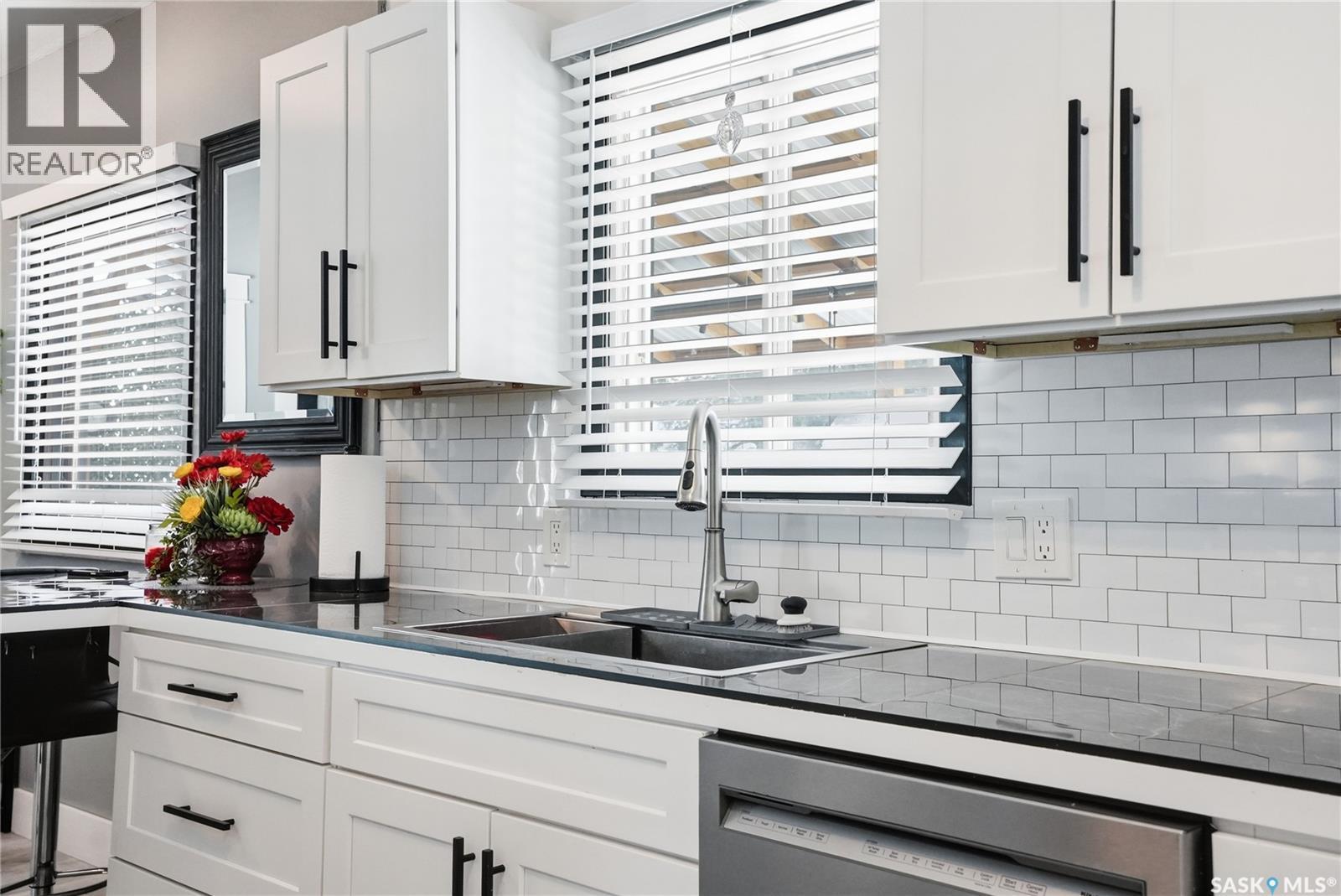 408 1St Street S, Waldheim, SK - Indoor Photo Showing Kitchen With Double Sink With Upgraded Kitchen
