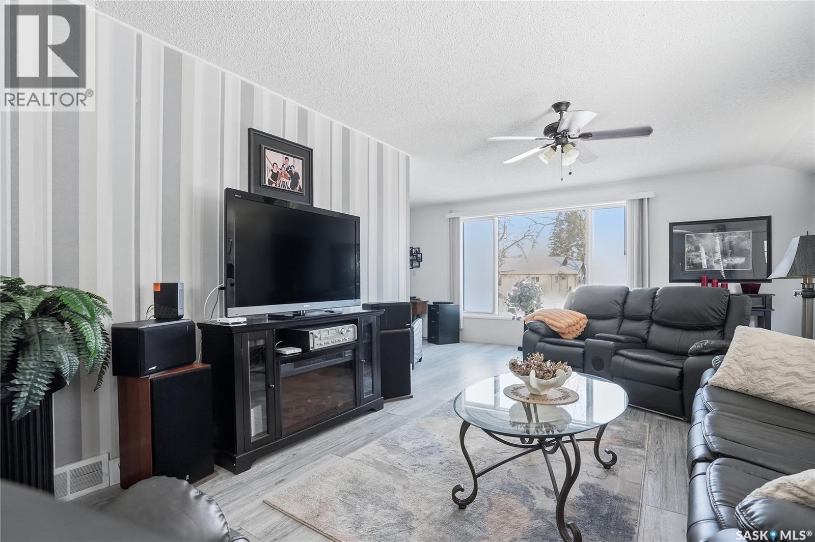 408 1St Street S, Waldheim, SK - Indoor Photo Showing Living Room