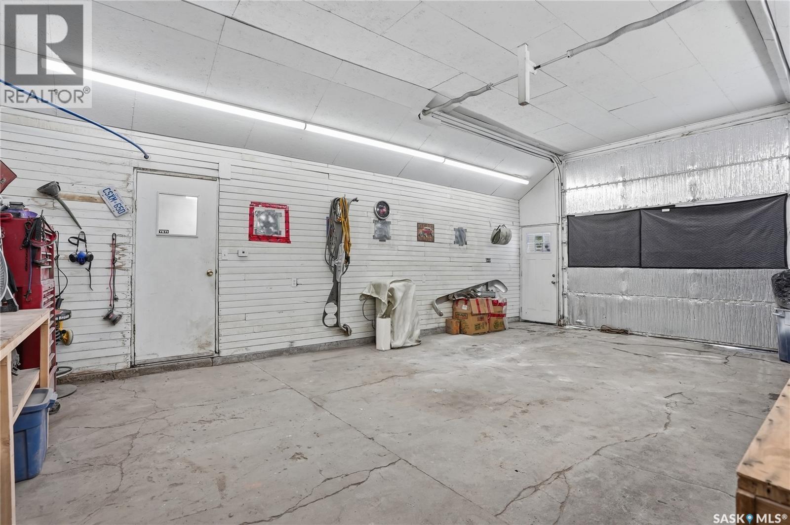 408 1St Street S, Waldheim, SK - Indoor Photo Showing Garage